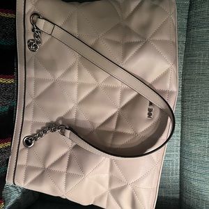 Nine West purse. Several compartments and zipper pockets. Good condition